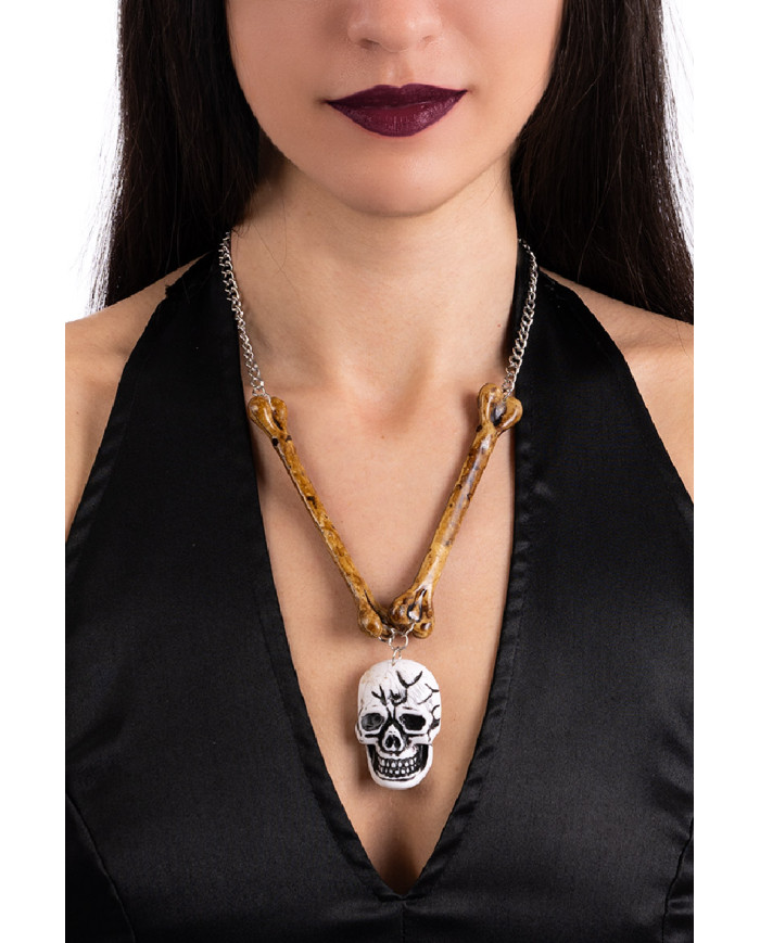 Collier avec os et tête de mort, sur papier cartonné