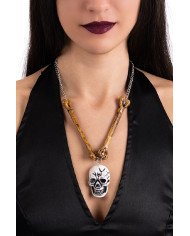 Collana con ossa e teschio su cartoncino