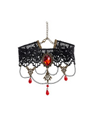 Kragen mit Spitze und roten Schmucksteinen auf Pappkarton