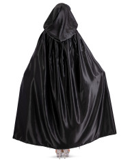 Cape en satin noir avec capuche, long. 130 cm env., dans un sachet avec crochet