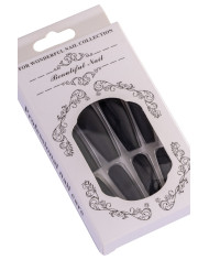 Uñas negras largas en caja