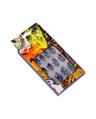 Faux ongles adhésifs noirs avec toiles d’araignée dans une boîte