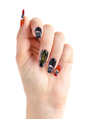 Faux ongles adhésifs avec têtes de mort dans une boîte