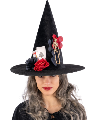 Chapeau de sorcière en velours avec squelette, cartes et fleurs h. env. 37 cm. avec étiquette cartonnée pliée