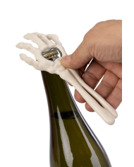 Flaschenöffner Skeletthand in Beutel auf Pappkarton