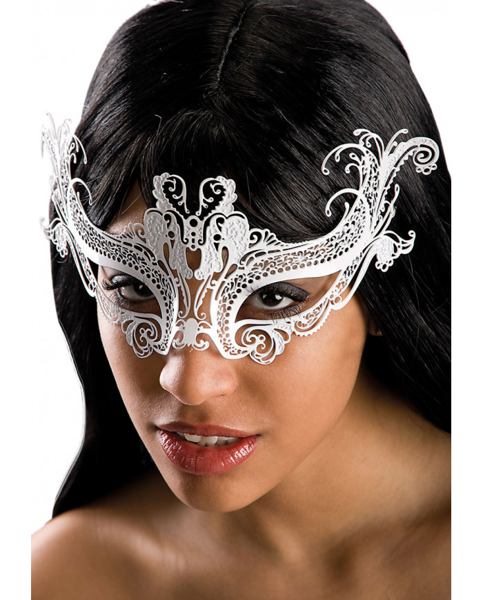 White metal chinless mask for a delicate disguise.