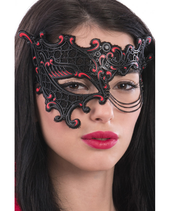 Chinless mask in soft plastic with asymmetrical decorations. An