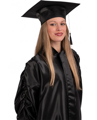 Black graduated hat in sateen, to celebrate together one of the