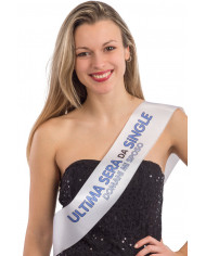 Band in white fabric with the writing ULTIMA SERA DA SINGLE to