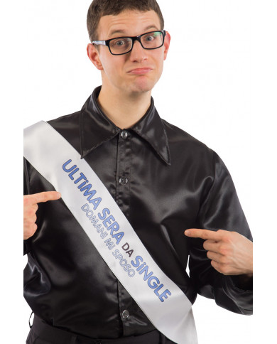 Band in white fabric with the writing ULTIMA SERA DA SINGLE to