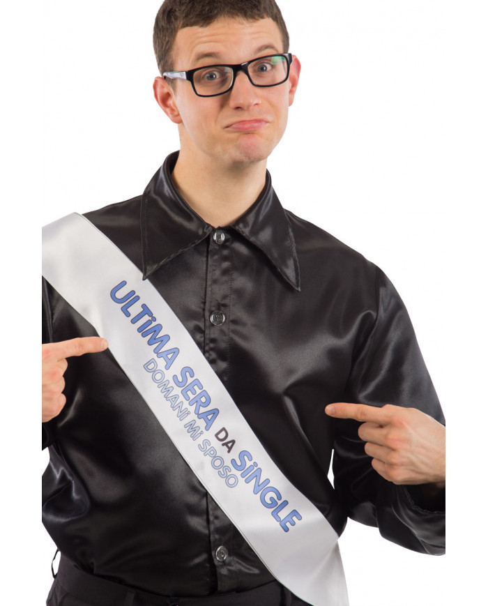 Band in white fabric with the writing ULTIMA SERA DA SINGLE to