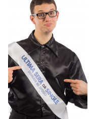 Band in white fabric with the writing ULTIMA SERA DA SINGLE to