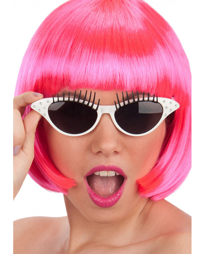 Lunettes blanches avec cils sur papier cartonnÃ©