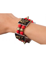 Bracelet avec perles rouges et tÃªtes de mort en mÃ©tal dans une