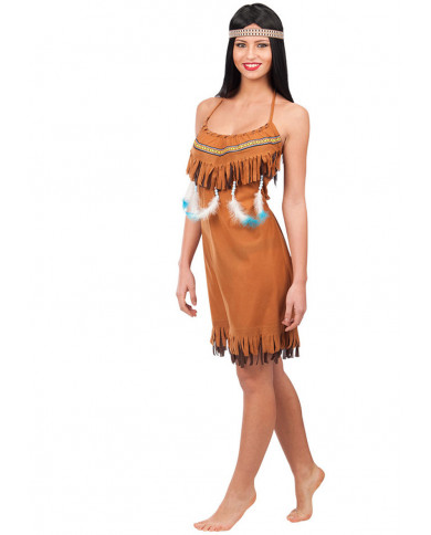 Una piccola graziosa indiana si aggira per la festa di