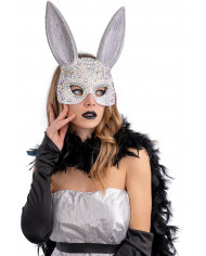 Graues Kaninchen-Maske mit Strass und Federn auf Pappkarton