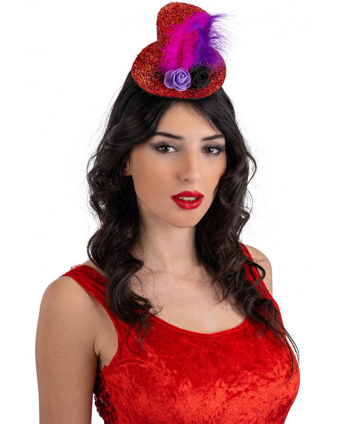 sombrero pequeño rojo de tela gofrada con flores, plumas, gasa y diadema con etiqueta colgante/etiqueta