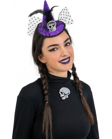 chapeau sorcière violet avec tête de mort, plumes, voile, serre-tête avec carte d’en-tête