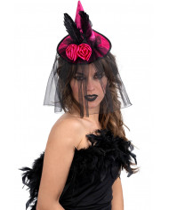 sombrero pequeño de raso fucsia con rosa, plumas y velo con diadema con solapa de cartón