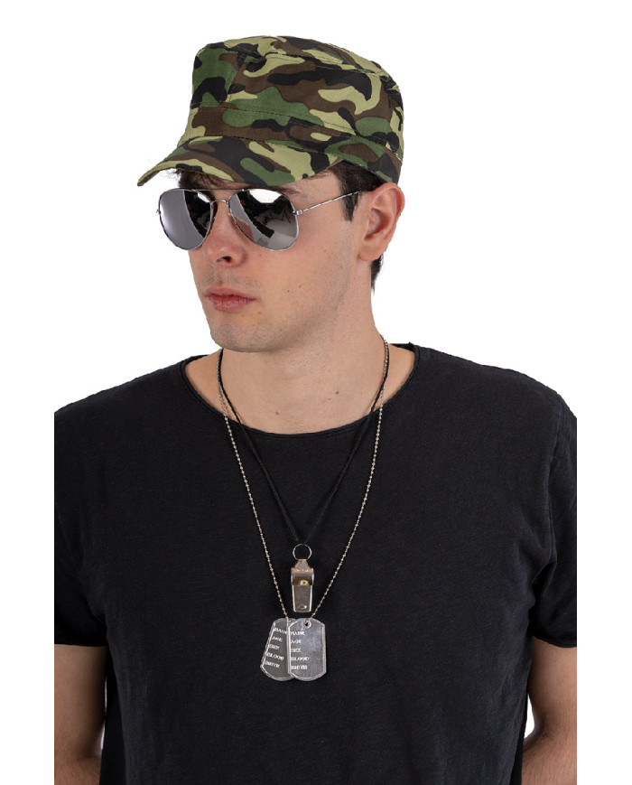 Conjunto militar (gorro, gafas y collar) sobre cartoncillo